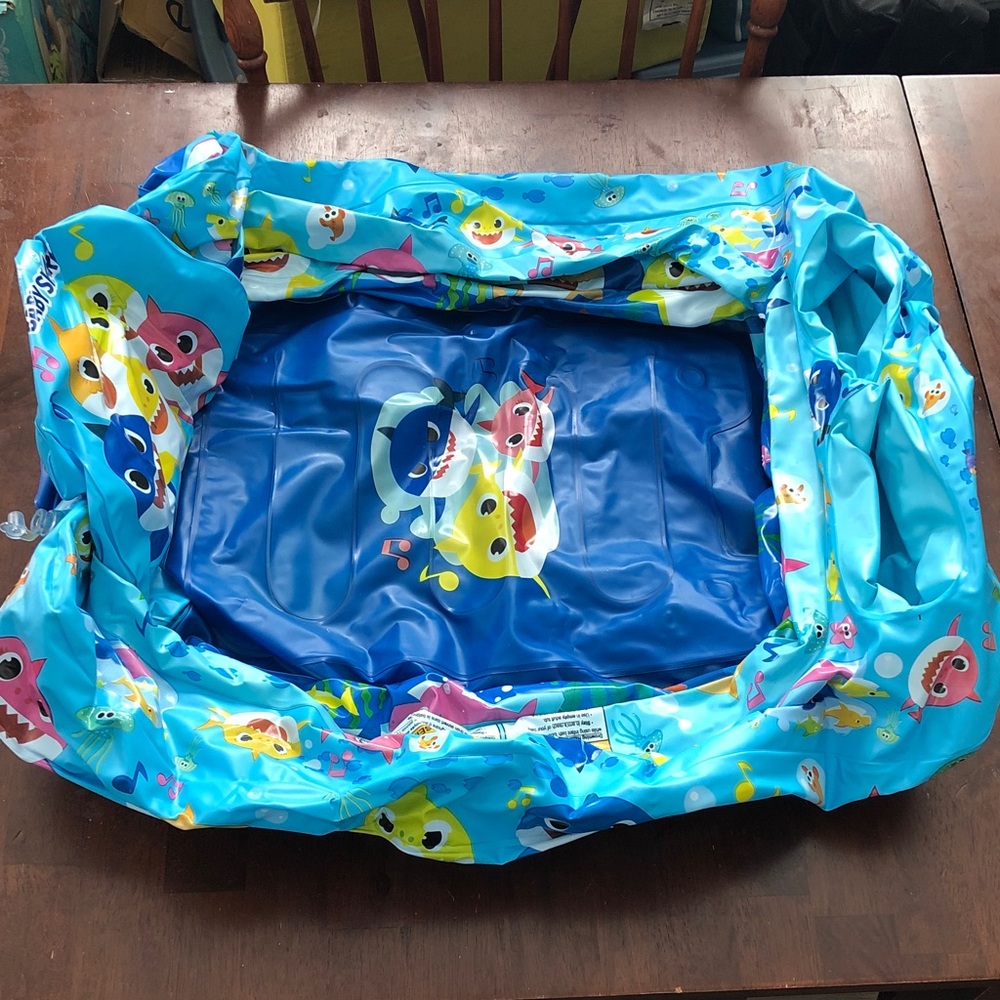 🥧 Baby Shark Inflatable Tub - Picture 2 of 9